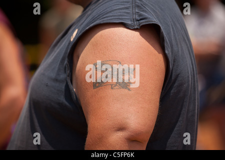 Un confederato bandiera tatuaggio su un partecipante durante la stagione estiva con Redneck Games Dublino, GA. Foto Stock