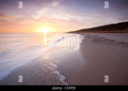 Waxham spiaggia al tramonto sulla costa di Norfolk Foto Stock