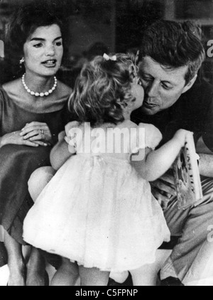 Il presidente John F Kennedy con la moglie Jackie e figlia Caroline circa 1960 Foto Stock