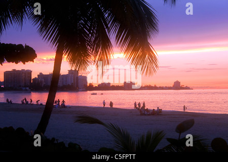 Un bel tramonto in Isla Verde sezione di San Juan di Porto Rico. Foto Stock