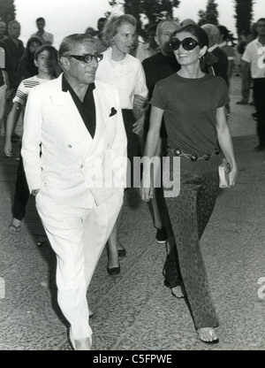 JACQUI Kennedy Onassis (1929-1994) a Roma circa 1970 con mio marito Aristotele Onassis Foto Stock