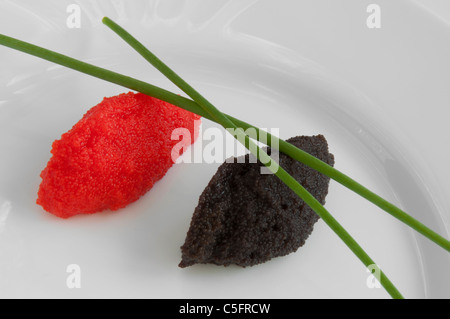 Caviale nero e rosso decorato in piatto Foto Stock