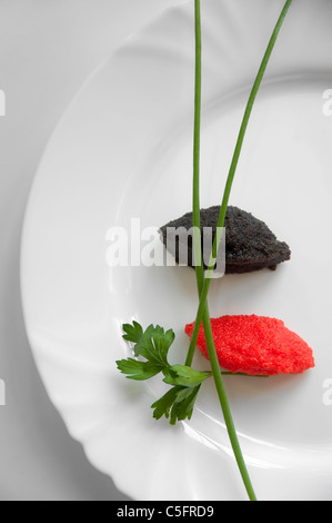 Caviale nero e rosso decorato in piatto Foto Stock