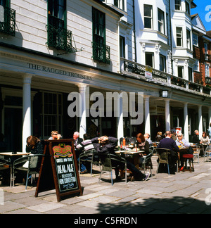 I clienti sulla molla giorno seduti ai tavoli fuori i pantaloni sfilacciato pub sulla Pantiles a Tunbridge Wells, Kent, England Regno Unito Foto Stock