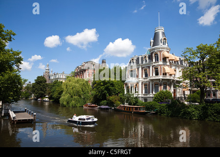 Piccola imbarcazione a motore lungo il canale Singel Gracht Canal vicino a Marie Heineken Plein, Amsterdam. Foto Stock