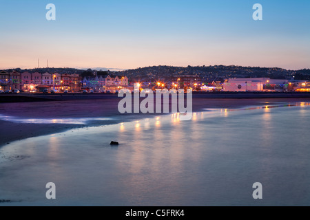 Paignton Seafront a Nightfall, Paignton, Devon, Inghilterra, Regno Unito Foto Stock