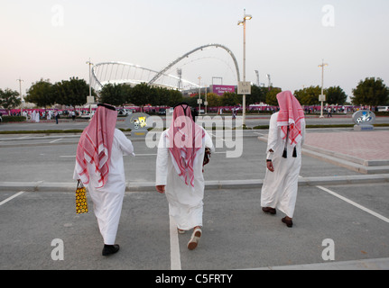 Tre locali a piedi Al Khalifa International Stadium per assistere a una partita di calcio Foto Stock