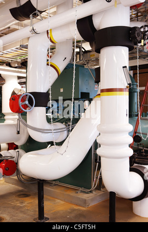 Isolate i tubi che trasportano l'acqua refrigerata in un settore industriale di riscaldamento e impianto di raffreddamento Foto Stock