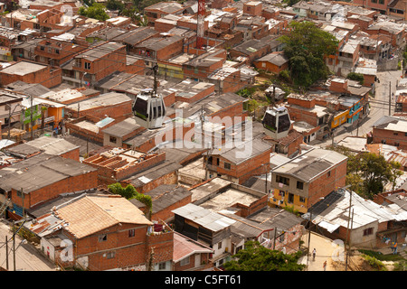 Santo Domingo Savio quartiere di Medellin, Colombia, con nuovo Metrocable davanti (linea K) Foto Stock