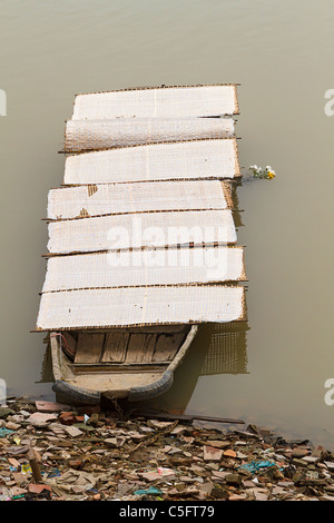La carta di riso (usato in cucina) essicca su rack di bambù sparsi in barca in Tho ha abitato su una piccola isola a 50 km a nord di Hanoi. Foto Stock