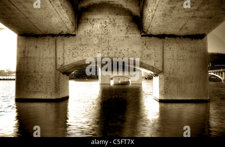 Il Mill Avenue ponti sono costituiti da due ponti che attraversano il fiume sale a Tempe, AZ all'estremità nord del quartiere dello shopping. Foto Stock