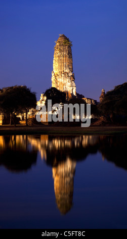 Wat Ratchaburana al crepuscolo, Ayuthaya, Thailandia Foto Stock