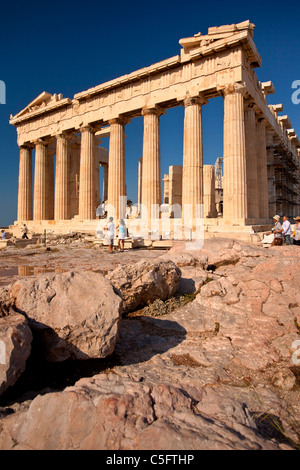 Turisti visitano il Partenone dell'Acropoli di Atene Attica Grecia Foto Stock