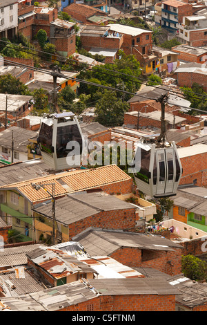 Santo Domingo Savio quartiere di Medellin, Colombia, con nuovo Metrocable davanti (linea K) Foto Stock