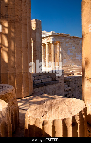 Ruderi di pietra e il Tempio di Atena (Apteros) Nike sull'Acropoli di Atene in Grecia Foto Stock