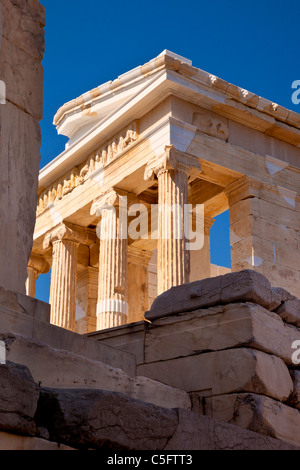 Ruderi di pietra e il Tempio di Atena (Apteros) Nike sull'Acropoli di Atene in Grecia Foto Stock