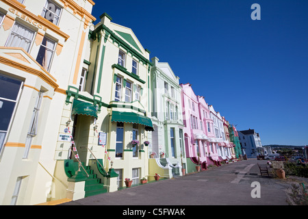 Esplanade Road con case e hotel dai colori vivaci, Paignton, Devon, Inghilterra, Regno Unito Foto Stock