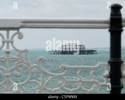 Resti di bruciato Molo Ovest di Brighton visto da Brighton Palazzo Marino e il molo Foto Stock