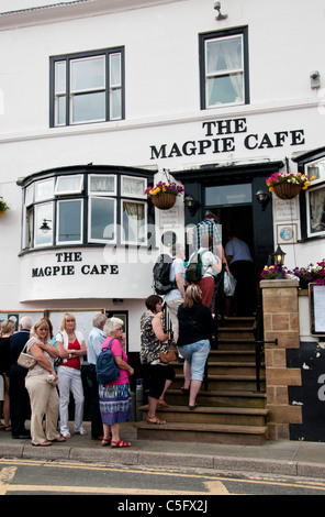 La Gazza ristorante di pesce a Whitby. La solita coda per entrare è in corso. Foto Stock