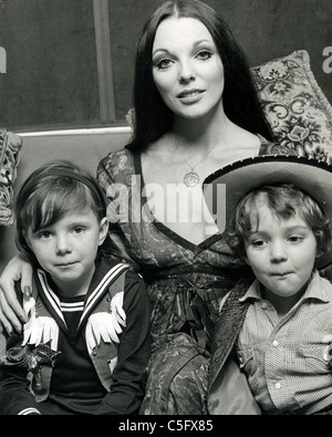 JOAN COLLINS UK film attrice nel 1971 con la figlia Tara e figlio Sacha dal suo matrimonio con Anthony Newley Foto Stock