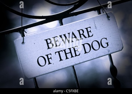 Attenzione al cane segno sulla gate, con Blu-tonico trattamento mono Foto Stock