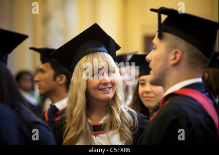 Una femmina di fasci laureati un sorriso dopo la sua cerimonia di laurea all Università di Brmingham, England, Regno Unito Foto Stock