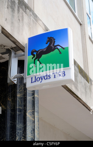 Lloyds TSB segno al di fuori della filiale di banca su un High Street in Gran Bretagna Foto Stock