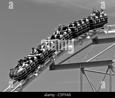 Desperado Roller Coaster in Primm Valley, Nevada, Stati Uniti d'America. Terrorizzato, eccitato persone a cavallo la vettura non appena inizia la sua discesa. Foto Stock