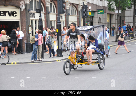 Pedicabs London West End cabine pedale Bugbugs rickshaws taxi passeggeri Foto Stock