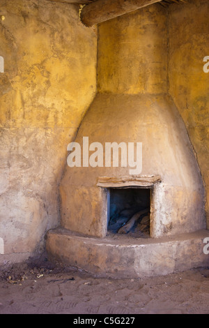 Adobe Cantina costruire camino sul set del film costruito per il film 'Streets dell' di Laredo in Texas Foto Stock