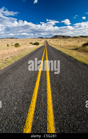 Strada attraverso le ondulate praterie nelle valli del Davis montagne nel sud-ovest del Texas. Foto Stock