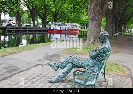 Statua di Patrick Kavanagh di John Coll, accanto al Canal Grande di Dublino. Affettuosamente soprannominato 'la manovella sulla banca' o. Foto Stock