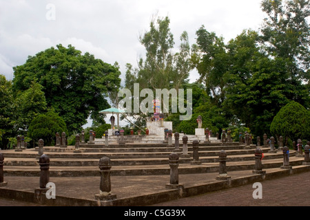 Oggetti buddista formano un altare esterno display a un tempio nel nord della Thailandia. Foto Stock