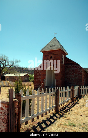 Abbandonata la Chiesa cattolica sembra essere in condizioni migliori rispetto alle altre case in Cuervo, Nuovo Messico. Foto Stock