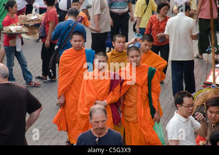 Un gruppo di monaci buddisti sono gli acquisti in un affollato mercato di strada nel nord della Thailandia. Foto Stock