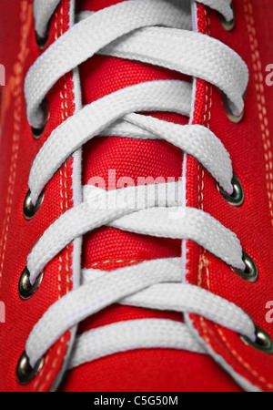 Sul rosso vecchio stile scarpe palestra una stretta legatura fino Foto Stock