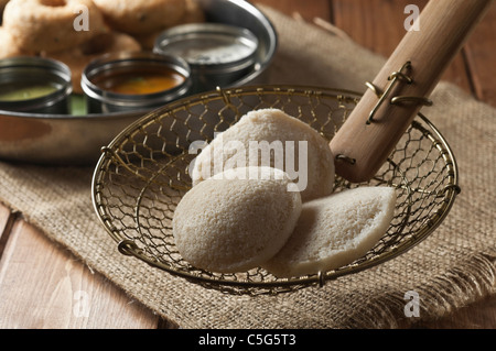 In folle. Riso al vapore torte. Indiano meridionale prima colazione snack Foto Stock