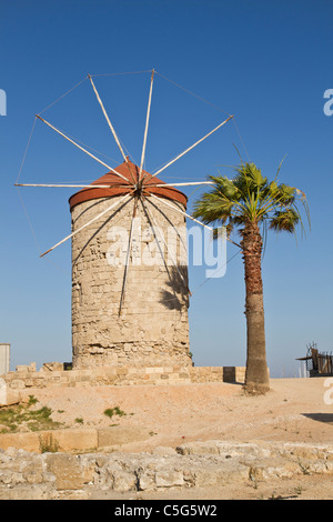 Antico mulino a vento a Rodi closeup sul cielo blu sullo sfondo Foto Stock