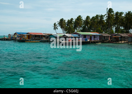 Acqua bella e zingari del mare villaggio nei pressi di Sipadan Island, Borneo Malaysia Foto Stock