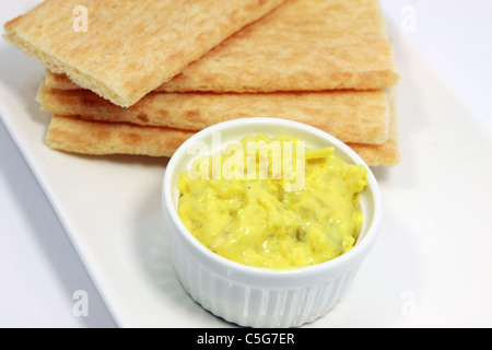 Curry insalata e pane close up sulla piastra bianca Foto Stock