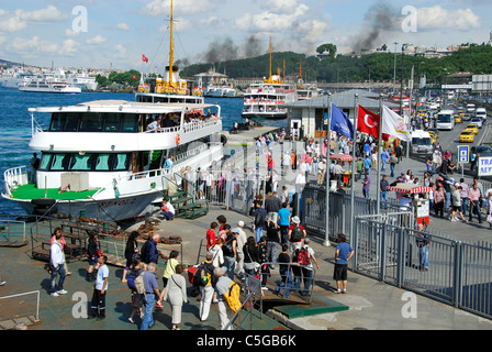 ISTANBUL, Turchia. Una scena di occupato dalla Golden Horn presso il quartiere Eminonu Ferry Terminal. 2011. Foto Stock