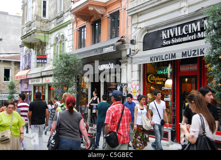 ISTANBUL, Turchia. I negozi per la vendita di strumenti musicali su Galipdede Caddesi nel quartiere di Beyoglu. 2011. Foto Stock