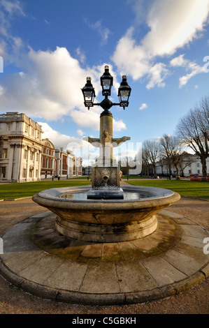 Fontana in Old Royal Naval College, ora università di Greenwich Foto Stock