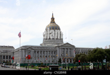 San Francisco City Hall. La prima (5a) l hall è stata distrutta in il terremoto del 1906. Questa sala è stato avviato il 15 aprile 1913 dal sindaco 'Sunny Jim' Rolph . Ci sono voluti tre anni e di $3,5 milioni di euro per costruire. Nel 1989, un altro terremoto ha colpito e questa volta, il Municipio è rimasto in piedi, ma determinato sismicamente insicure. La sala ha subito un $293 milioni di aggiornamento e retrofit sismico nel 1998. La ricostruita municipio fu ufficialmente riaperto il 5 gennaio 1999 Foto Stock