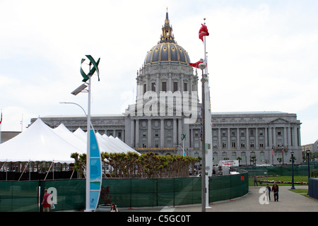 San Francisco City Hall. La prima (5a) l hall è stata distrutta in il terremoto del 1906. Questa sala è stato avviato il 15 aprile 1913 dal sindaco 'Sunny Jim' Rolph . Ci sono voluti tre anni e di $3,5 milioni di euro per costruire. Nel 1989, un altro terremoto ha colpito e questa volta, il Municipio è rimasto in piedi, ma determinato sismicamente insicure. La sala ha subito un $293 milioni di aggiornamento e retrofit sismico nel 1998. La ricostruita municipio fu ufficialmente riaperto il 5 gennaio 1999 Foto Stock