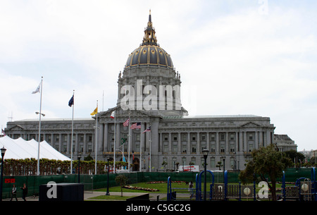 San Francisco City Hall. La prima (5a) l hall è stata distrutta in il terremoto del 1906. Questa sala è stato avviato il 15 aprile 1913 dal sindaco 'Sunny Jim' Rolph . Ci sono voluti tre anni e di $3,5 milioni di euro per costruire. Nel 1989, un altro terremoto ha colpito e questa volta, il Municipio è rimasto in piedi, ma determinato sismicamente insicure. La sala ha subito un $293 milioni di aggiornamento e retrofit sismico nel 1998. La ricostruita municipio fu ufficialmente riaperto il 5 gennaio 1999 Foto Stock