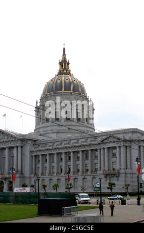 San Francisco City Hall. La prima (5a) l hall è stata distrutta in il terremoto del 1906. Questa sala è stato avviato il 15 aprile 1913 dal sindaco 'Sunny Jim' Rolph . Ci sono voluti tre anni e di $3,5 milioni di euro per costruire. Nel 1989, un altro terremoto ha colpito e questa volta, il Municipio è rimasto in piedi, ma determinato sismicamente insicure. La sala ha subito un $293 milioni di aggiornamento e retrofit sismico nel 1998. La ricostruita municipio fu ufficialmente riaperto il 5 gennaio 1999 Foto Stock