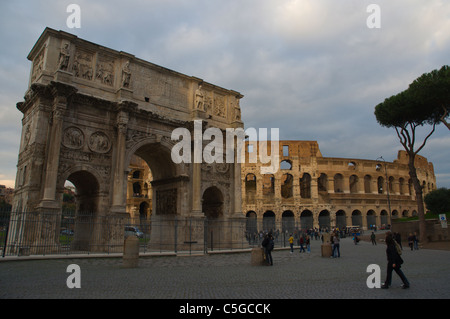 Arco di Costantino e il Colosseo Roma Italia Europa Foto Stock