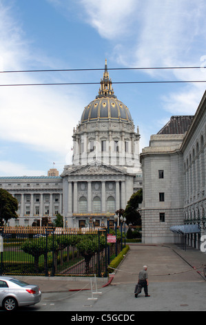 San Francisco City Hall. La prima (5a) l hall è stata distrutta in il terremoto del 1906. Questa sala è stato avviato il 15 aprile 1913 dal sindaco 'Sunny Jim' Rolph . Ci sono voluti tre anni e di $3,5 milioni di euro per costruire. Nel 1989, un altro terremoto ha colpito e questa volta, il Municipio è rimasto in piedi, ma determinato sismicamente insicure. La sala ha subito un $293 milioni di aggiornamento e retrofit sismico nel 1998. La ricostruita municipio fu ufficialmente riaperto il 5 gennaio 1999 Foto Stock