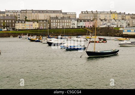 Barche in Portrush Harbour su un nuvoloso Nuvoloso Giorno Foto Stock